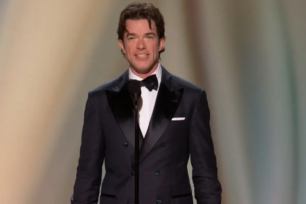 John Mulaney tem piada sobre DJ Khaled censurada no Emmy 2026