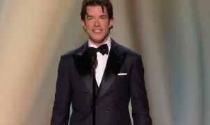 John Mulaney tem piada sobre DJ Khaled censurada no Emmy 2026