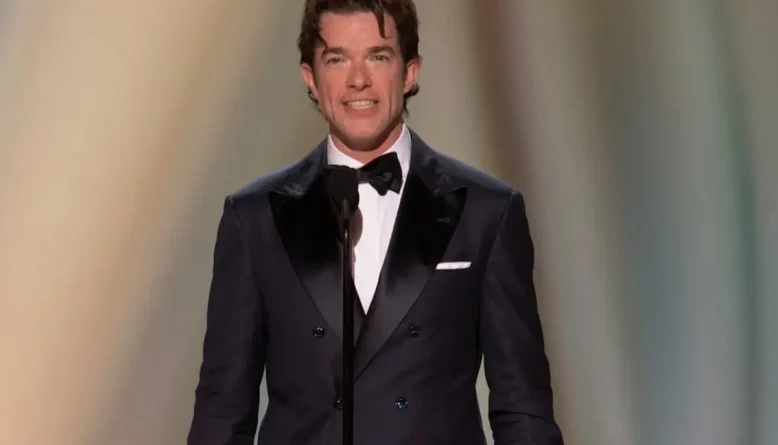 John Mulaney tem piada sobre DJ Khaled censurada no Emmy 2026