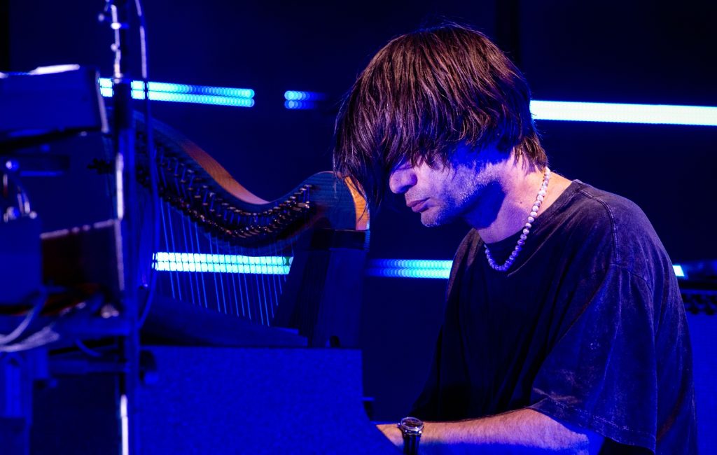 Jonny Greenwood diz que se sentia guitarrista desajeitado e preguiçoso no início do Radiohead