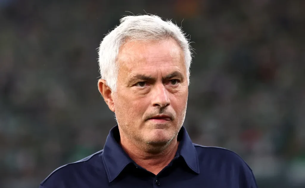 Atlético de Madri responde a Mourinho com campanha contra assédio a árbitros após vitória no dérbi