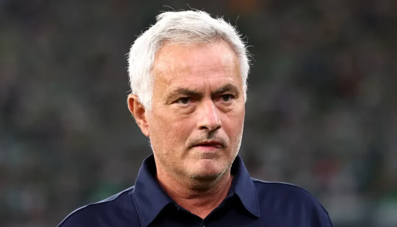 Atlético de Madri responde a Mourinho com campanha contra assédio a árbitros após vitória no dérbi