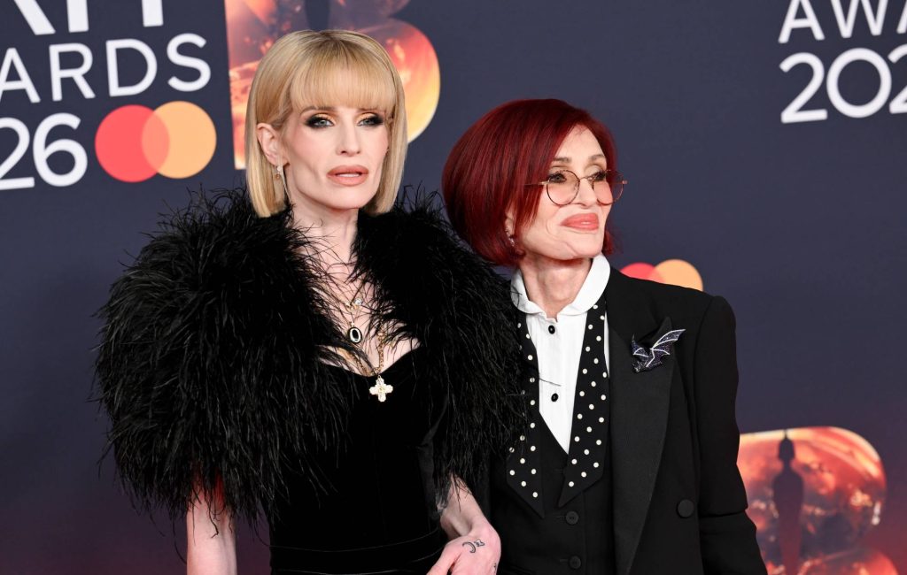 Kelly Osbourne se distancia das opiniões políticas da mãe, Sharon: Não concordo com ela