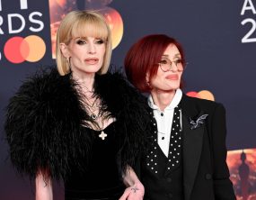 Kelly Osbourne se distancia das opiniões políticas da mãe, Sharon: Não concordo com ela