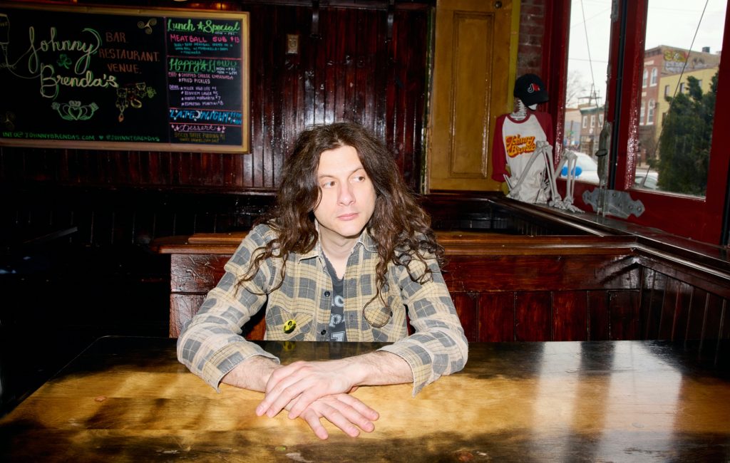 Kurt Vile fala sobre parceria com Fontaines D.C., elogio de Sam Fender e novo álbum dedicado à Filadélfia