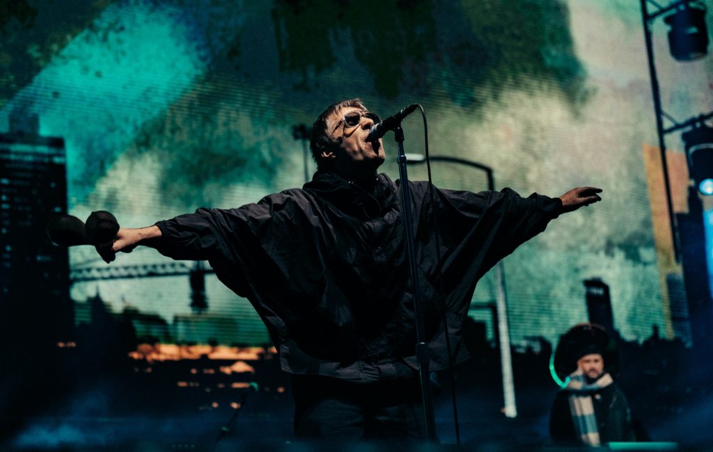 Emily Eavis rebate pedidos por Oasis no Glastonbury 2027 após Liam Gallagher negar retorno