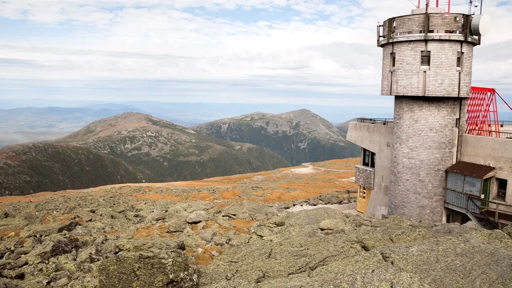 Alpinista de 61 anos recoloca ombro deslocado sozinho e conclui trilha no Monte Washington