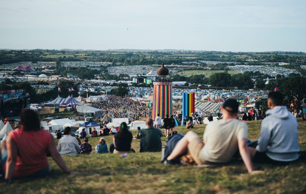 Glastonbury 2027: venda de ingressos começa em outubro; festival retorna após ano de pausa