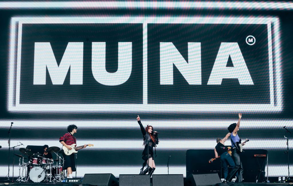Naomi McPherson, da MUNA, desfalca início da turnê norte-americana para cuidar da mãe com câncer terminal
