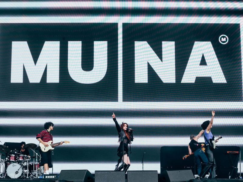 Naomi McPherson, da MUNA, desfalca início da turnê norte-americana para cuidar da mãe com câncer terminal