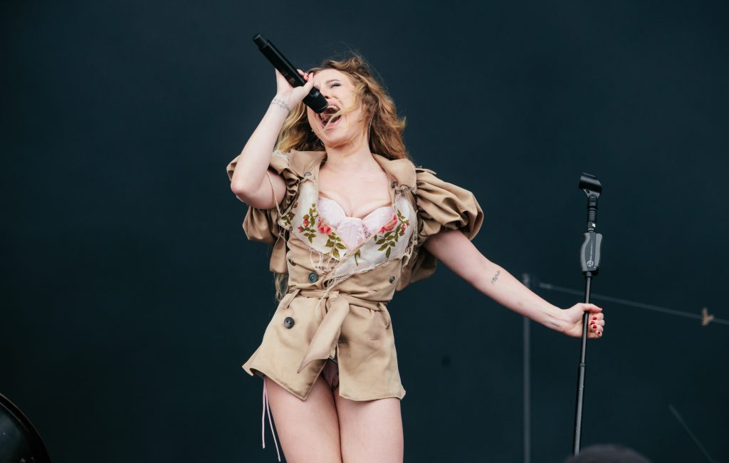 Slayyyter apresenta versão de Birds, do Turnstile, ao vivo pela primeira vez em Atlanta
