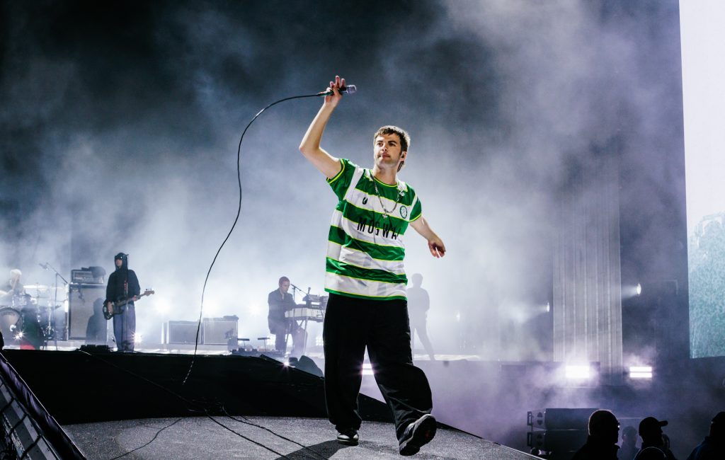 Camisa de clube galês usada por vocalista dos Fontaines D.C. dobra pré-vendas e rende ingresso vitalício