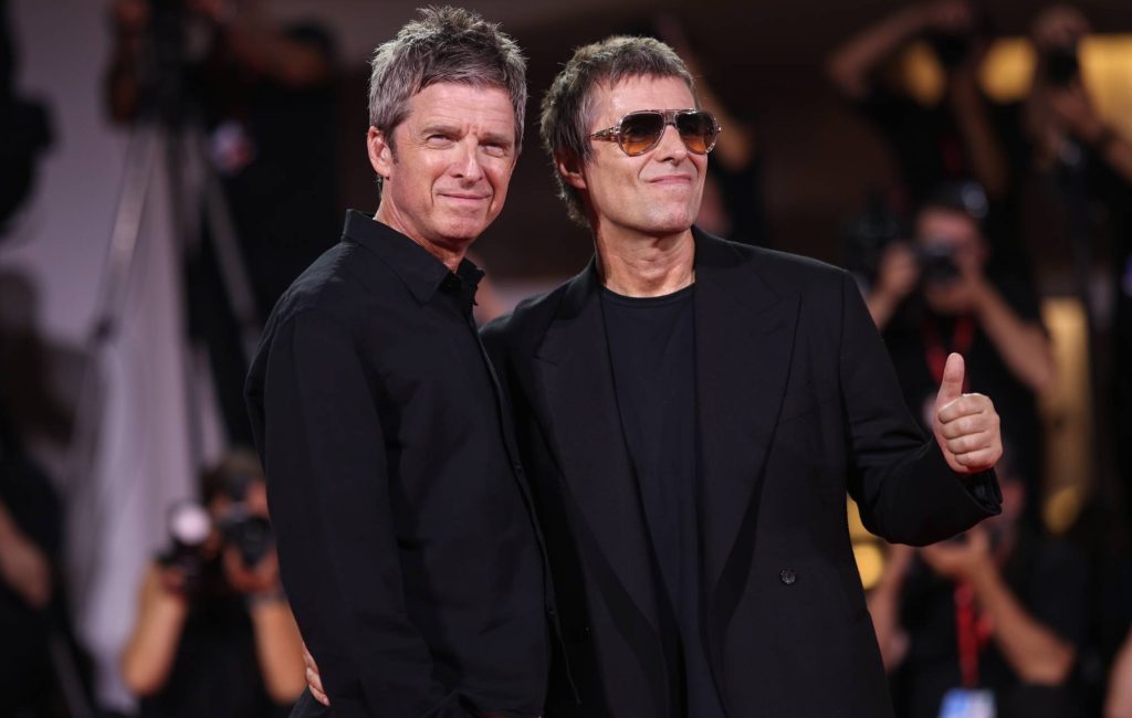 Noel Gallagher chama Liam de delightful após reencontro do Oasis e estreia de documentário