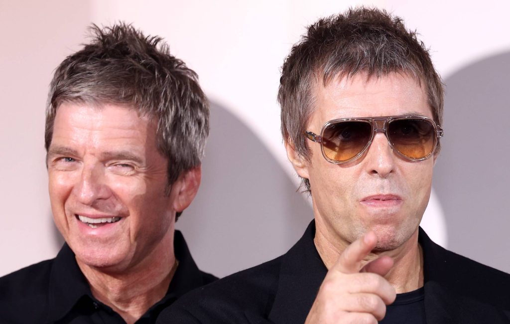 Noel e Liam Gallagher aparecem juntos fora dos palcos pela primeira vez em estreia de documentário do Oasis