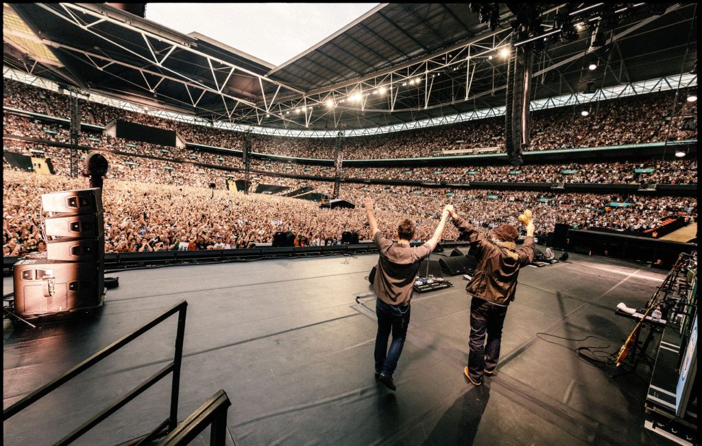 Fãs decifram pistas em novo teaser do Oasis e apontam possível show em Glasgow em 2027