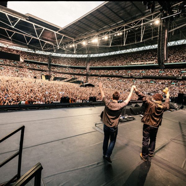 Fãs decifram pistas em novo teaser do Oasis e apontam possível show em Glasgow em 2027