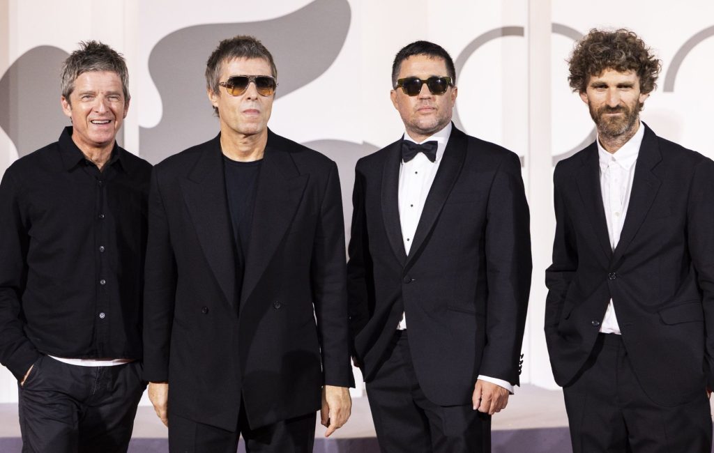 Diretores de documentário do Oasis detalham bastidores da reunião e homenagens a Mani e Bonehead