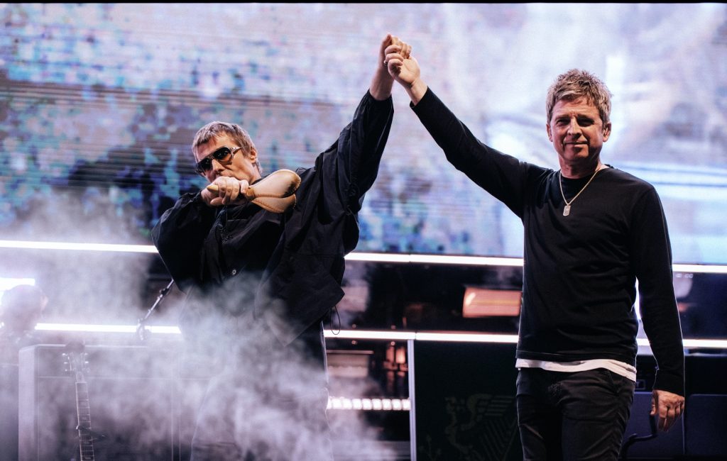 Oasis anuncia turnê de 38 shows para 2027 e fãs especulam sobre Glastonbury
