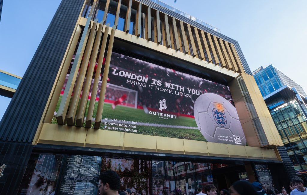 UMusic Hotel chega a Londres em parceria com Outernet na Denmark Street