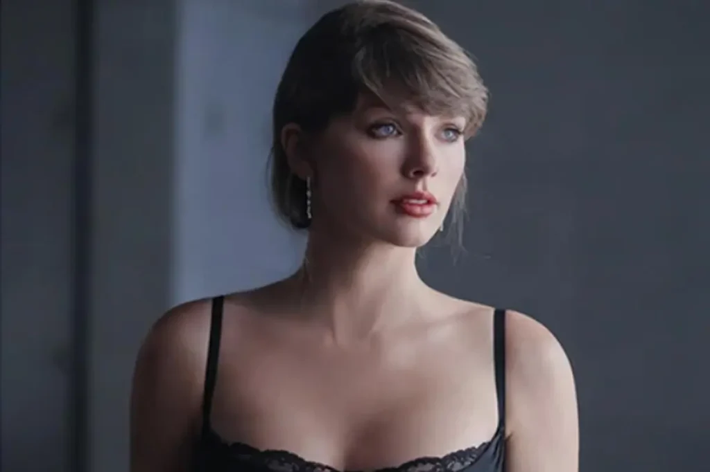 Taylor Swift usa top de seda da Staud em capa e repete peça de date night