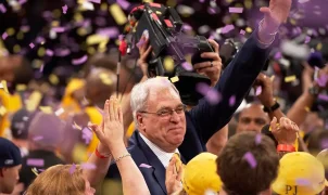 Former Lakers coach Phil Jackson to be honored with statue at famed Star Plaza, team says