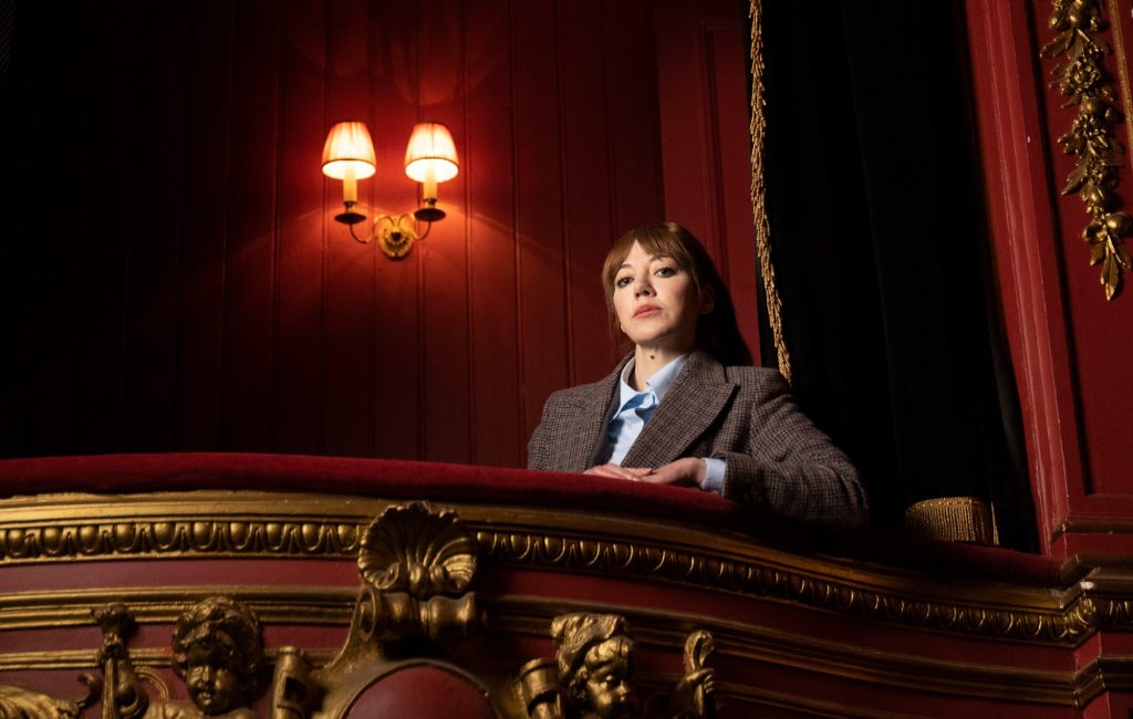 Philomena Cunk volta em Cunk On Cinema, série da BBC e Netflix com Benedict Cumberbatch e Michael Bay