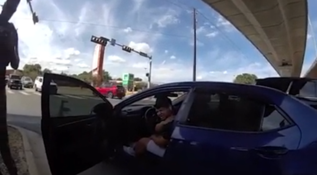 Polícia de Austin divulga vídeos de câmera corporal da prisão de imigrante baleado por agentes da ICE