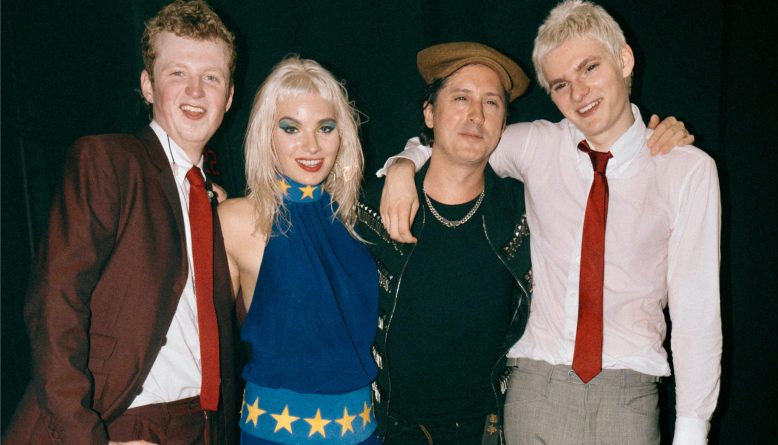 Carl Barât sobe ao palco com The Molotovs em Londres e toca What A Waster