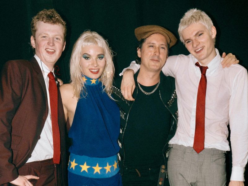 Carl Barât sobe ao palco com The Molotovs em Londres e toca What A Waster