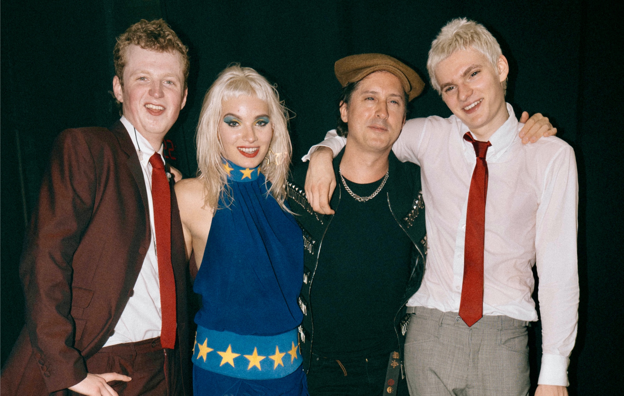Carl Barât sobe ao palco com The Molotovs em Londres e toca What A Waster