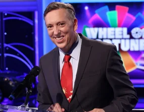 Locutor de Wheel of Fortune é demitido após incidente em chat de pedofilia durante voo