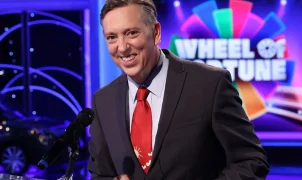 Locutor de Wheel of Fortune é demitido após incidente em chat de pedofilia durante voo