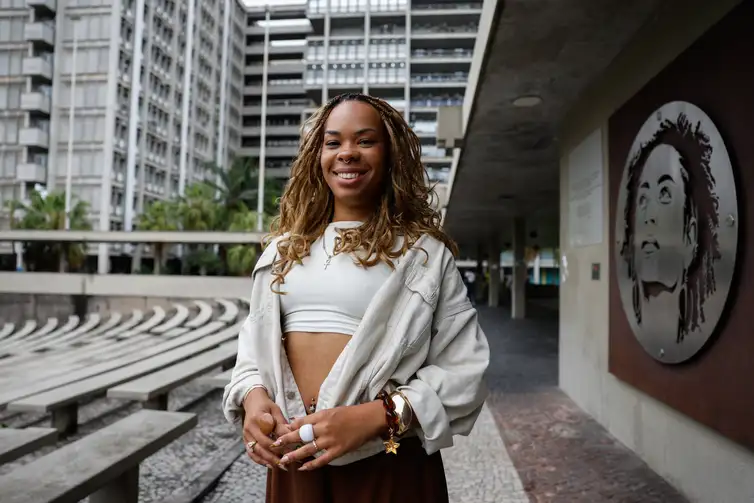 Rio de Janeiro (RJ), 27/08/2026 – Retrato da educadora popular e estudante universitária de História Sara Sant