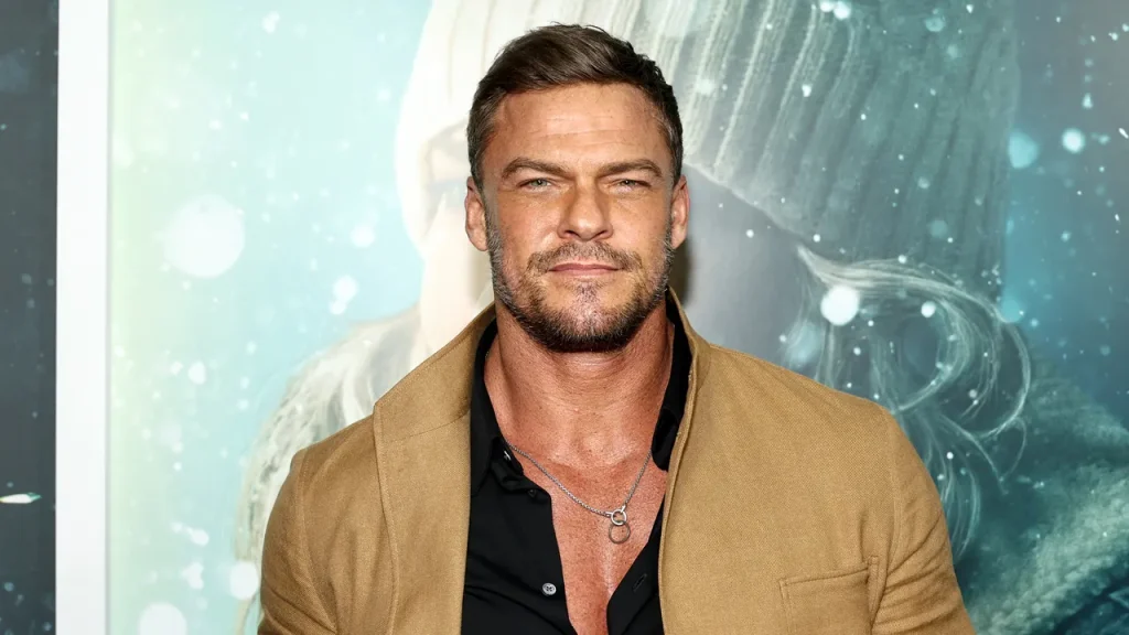 Alan Ritchson diz que estúdios pediram que ele parasse de falar sobre política