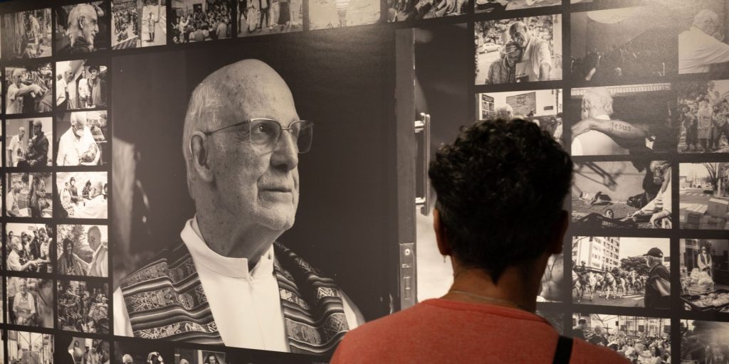 Exposição em São Paulo coloca pessoas em situação de rua no centro de homenagem a padre Júlio Lancellotti