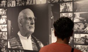 Exposição em São Paulo coloca pessoas em situação de rua no centro de homenagem a padre Júlio Lancellotti