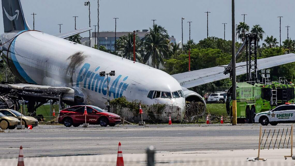 Piloto de avião de carga da Amazon que caiu em Miami diz que carreira acabou, segundo relato