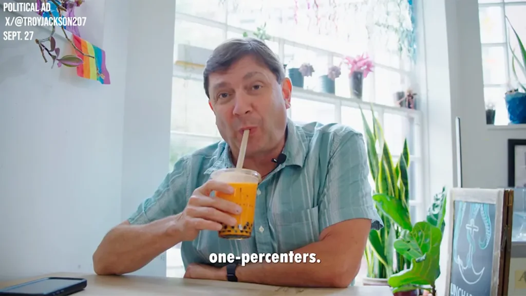 Candidato democrata Troy Jackson viraliza com anúncio de chá de bolhas que critica Collins e Musk