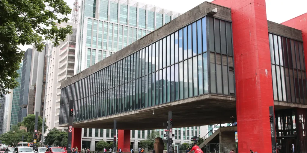 Masp abre túnel sob a Avenida Paulista com mural de Beatriz Milhazes