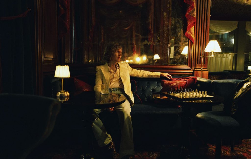 Beck lança Ride Lonesome e diz que precisou de tempo para ter coragem de ser direto e emocional