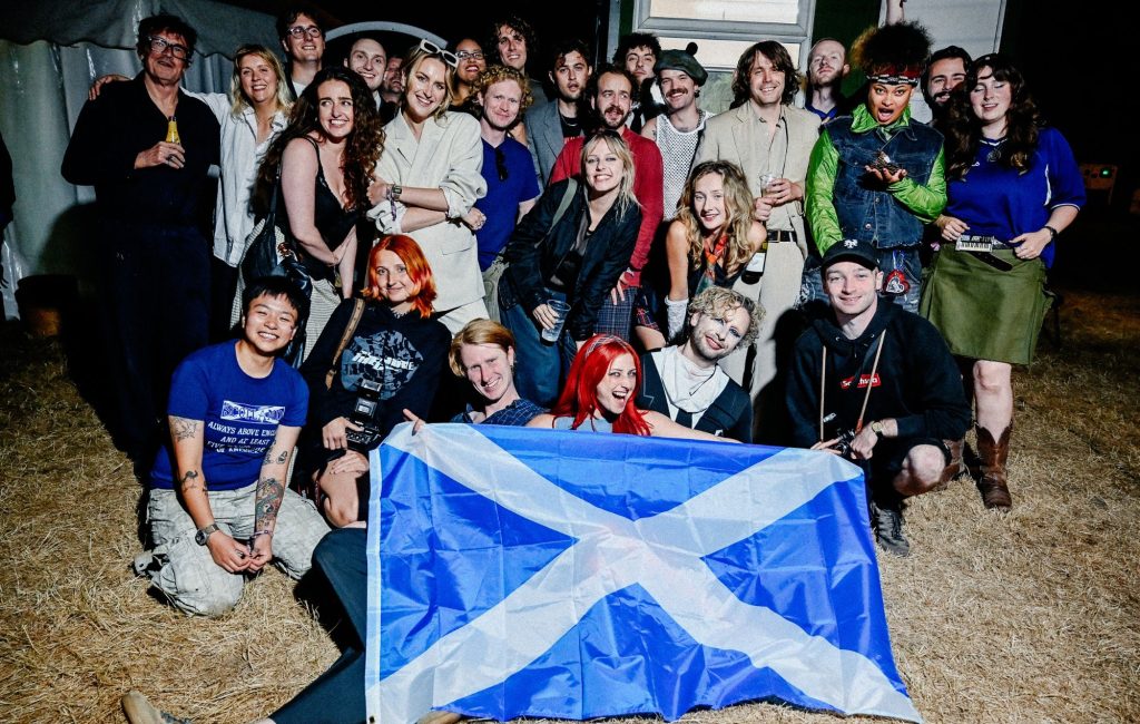 Tributo a David Byrne e Robert Burns anuncia turnê britânica para 2027