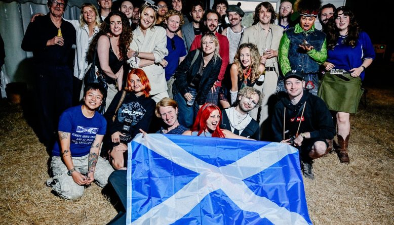 Tributo a David Byrne e Robert Burns anuncia turnê britânica para 2027