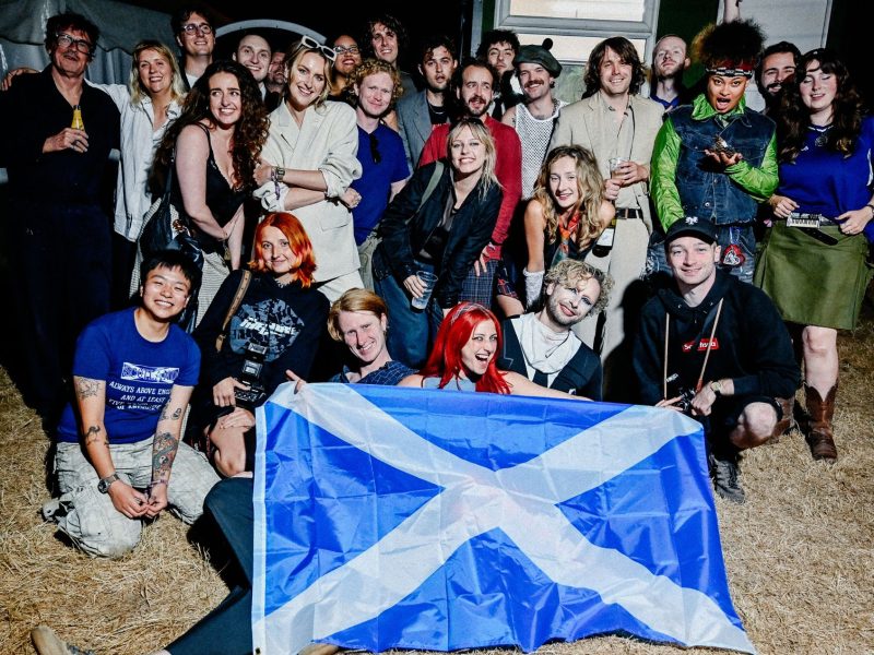 Tributo a David Byrne e Robert Burns anuncia turnê britânica para 2027