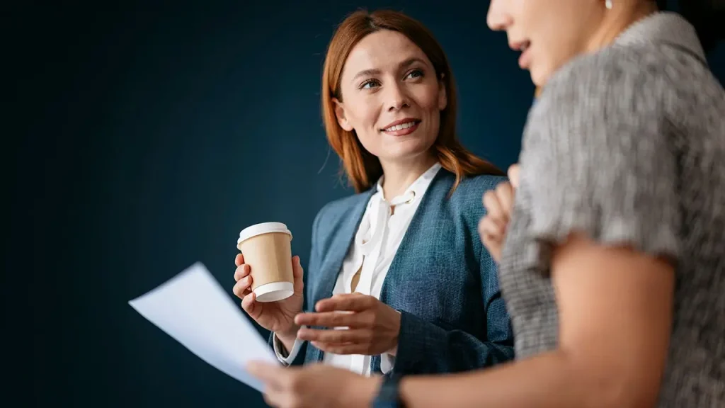 Especialistas alertam: levar café para entrevista de emprego pode prejudicar candidatos