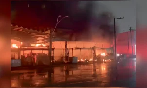 Incêndio de grande proporção atinge pavilhão de frutas do Ceagesp e deixa 320 boxes danificados