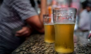 Consumo crônico de álcool e cigarro pode levar à cegueira, alerta publicação sobre neuro-oftalmologia