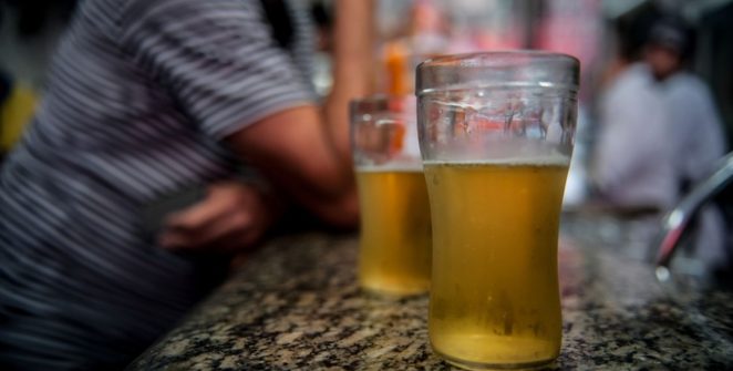Consumo crônico de álcool e cigarro pode levar à cegueira, alerta publicação sobre neuro-oftalmologia