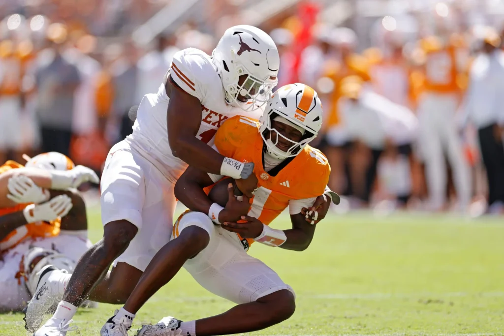 Colin Simmons pede perdão após celebração vulgar em vitória do Texas sobre Tennessee