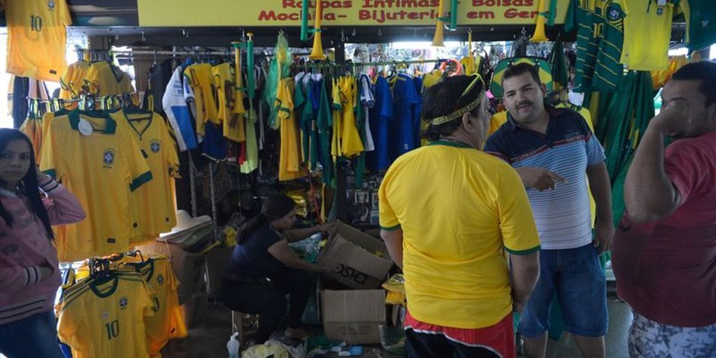 Comércio varejista recua 0,8% em julho após impulso da Copa do Mundo