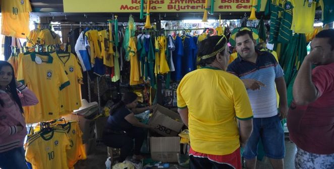Comércio varejista recua 0,8% em julho após impulso da Copa do Mundo